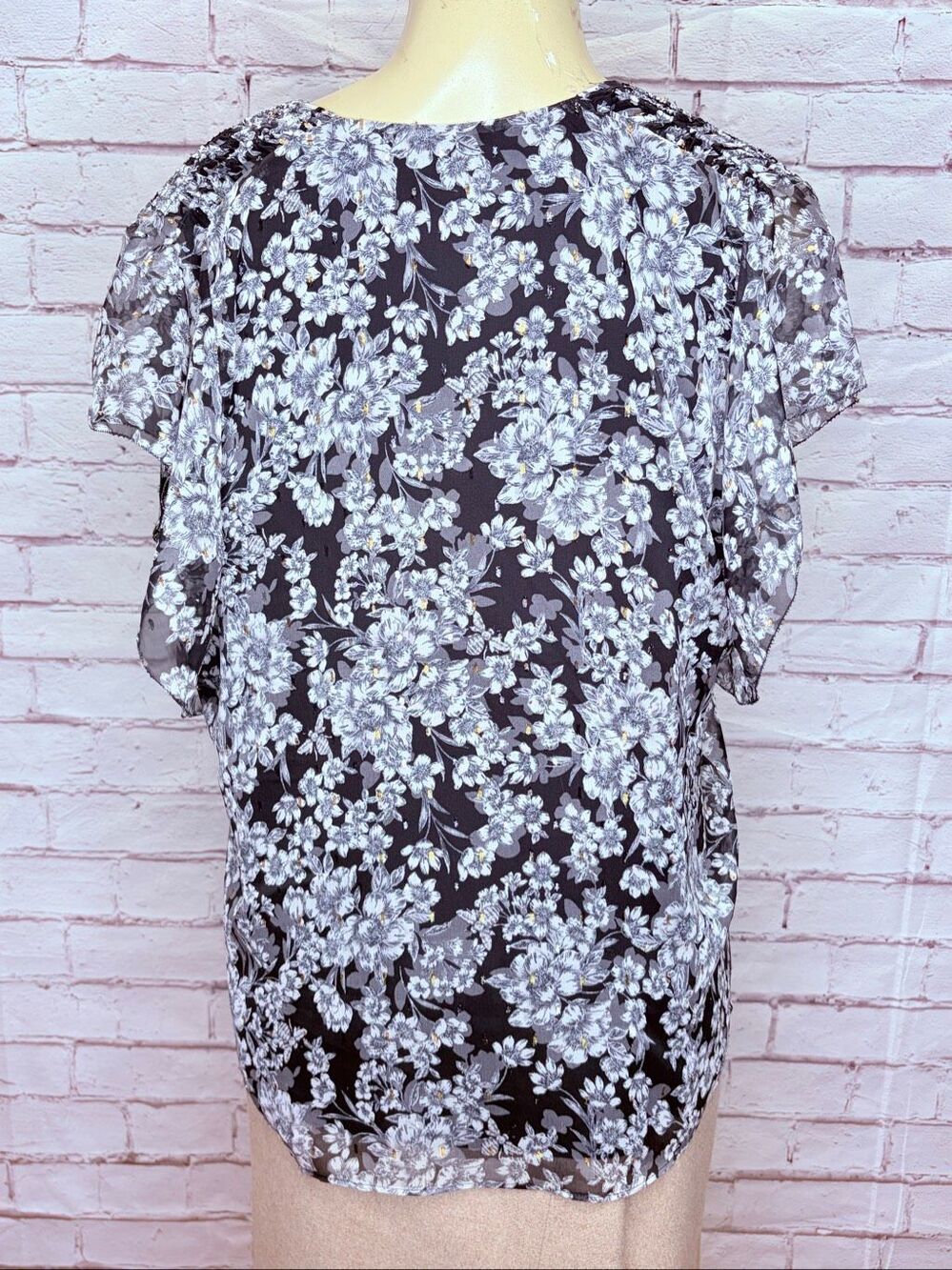 White House Black Market Womens Black Floral V-Neck Flutter Sleeve Top Sz Large - Picture 2 of 5
